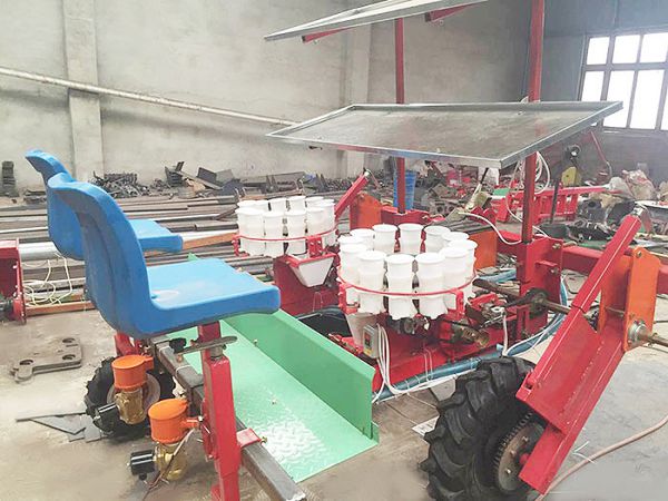 牵引式两行辣椒移栽机